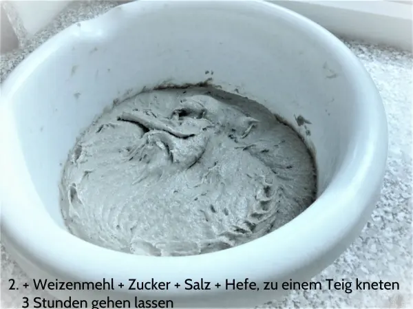 Ein grauer, blubbernder Roggen-Sauerteig in einer weißen Schüssel, der für drei Stunden zum Gehen gelassen wird. 2. Weizenmehl - Zucker - Salz - Hefe, zu einem Teig kneten 3 Stunden gehen lassen.