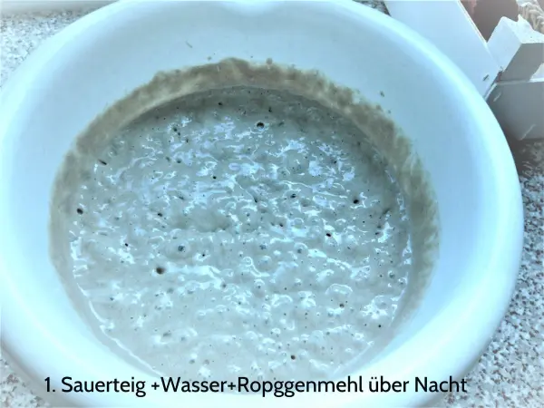 Ein behälter mit aktivem Sauerteig, der sich über Nacht mit Wasser und Roggenmehl entwickelt hat.
