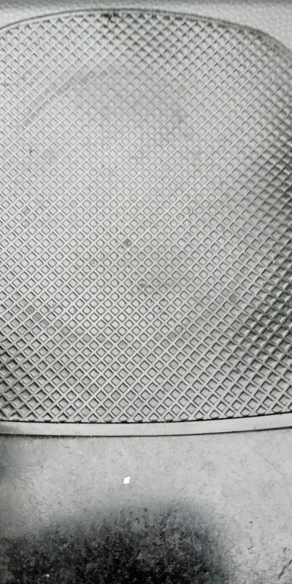 Eine Antirutschmatte für das Armaturenbrett liegt auf einer glatten Oberfläche, bereit zum Reinigen und Auffrischen.