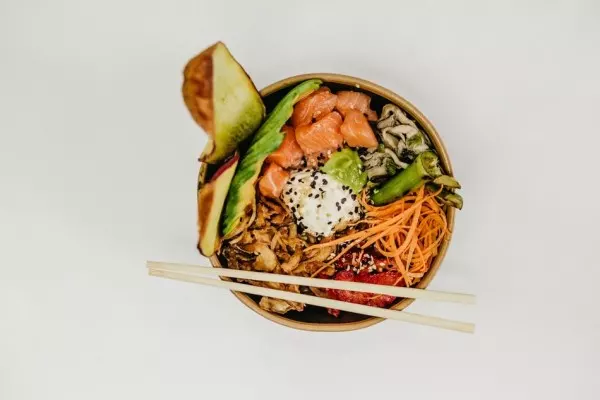Das Gericht Poke, ein Fischsalat mit rohem Fisch, stammt ursprünglich aus Hawaii. Poke Bowls sind von der japanischen Küche inspiriert.