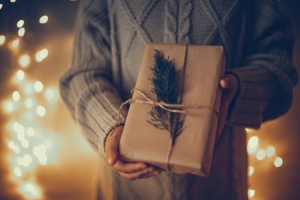 Mit Packpapier, Paketschnur und Tannenzweigen kannst du deine Geschenke kreativ und umweltfreundlich verpacken.