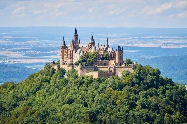 Majestätisch trohnt die Burg Hohenzollern auf dem Hohenzollern in Bisingen im Zollernalbkreis. Bereits zwei Mal wurde die Burg komplett zerstört; heute ist sie wieder für Touristen begehbar. 
