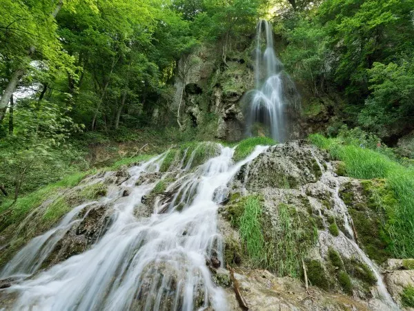 Über 40 Meter stürzt der Uracher Wasserfall in die Tiefe. Besucher können dieses Naturschauspiel aus vielen unterschiedlichen Blickwinkeln bewundern.