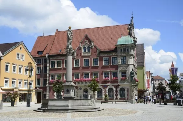 Direkt im Zentrum des Marienplatzes steht das im späten Mittelalter erbaute Rathaus mit dem Bonzenstandbild von Georg von Frundsberg.