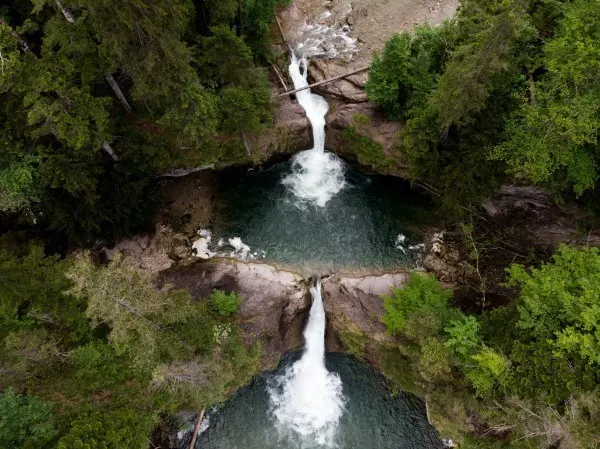Rund um Oberstaufen, zwischen Steibis und Buchenegg, liegen die bekannten Buchenegger Wasserfälle. Die Wasserfälle entspringen der Weißach und sind in zwei Kaskaden aufgeteilt.