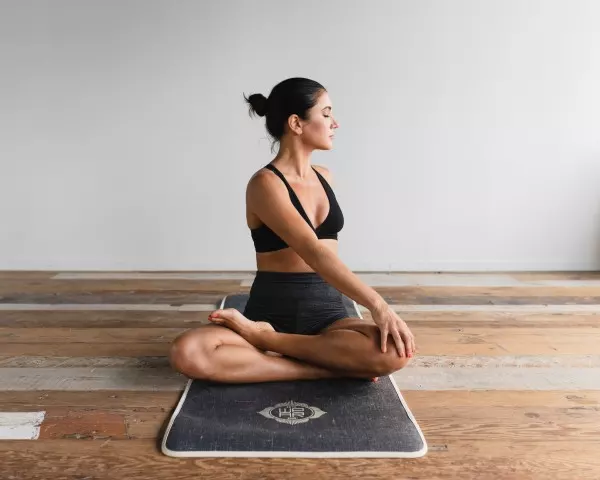 Mit Yoga kannst du Rückenproblemen und Verspannungen entgegenwirken, deine Beweglichkeit erhöhen und mit kontrollierten Atemtechniken deine Achtsamkeit verbessern.