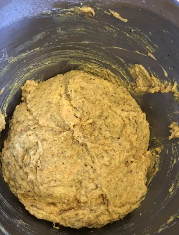 Ein helle, grobe Karottenkuchenteig liegt in einer großen Schüssel und zeigt die Vorbereitungen für den saftigen Karottenkuchen.