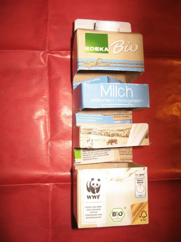 Kartonverpackungen stehen gestapelt aufeinander, umgeben von rotem Untergrund, ideal zum Toast knusprig halten.