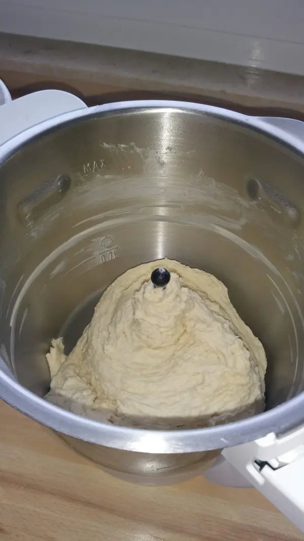 Im Mixing-Schüssel liegt ein hoher Teigberg, der bereit ist, für das einfache Toastbrot weiterverarbeitet zu werden.