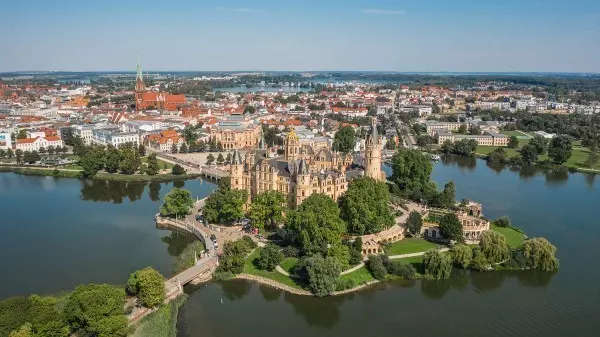 Das Schloss Schwerin liegt auf einer Insel und ist der Sitz des Landtags von Mecklenburg-Vorpommern.