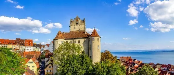 Die Burg Meersburg ist die älteste bewohnte Burg Deutschlands. Du kannst viele Räume der Burg besichtigen und vollumfänglich in das Mittelalter eintauchen.