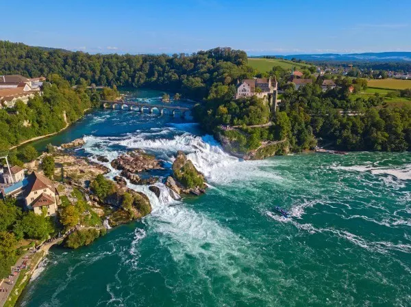 Ein beeindruckendes Naturschauspiel erwartet dich am Rheinfall in Neuhausen in der Schweiz. Im Sommer beträgt die Abflussmenge pro Sekunde ca. 600.000 Liter.