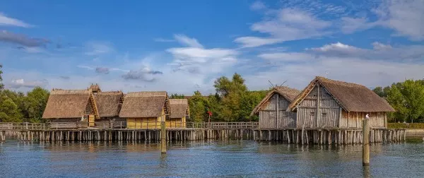 Die Pfahlbauten am Bodensee gehören zum UNESCO Weltkulturerbe. Das Freilichtmuseum zeigt dir das Leben am See in der Stein- und Bronzezeit.