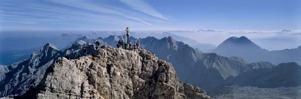 360-Grad-Panorama und Blick auf 400 Gipfel gibt es auf der Zugspitze. Deutschlands höchster Berg erlaubt sogar, Gipfel in der Schweiz und in Italien zu erhaschen.