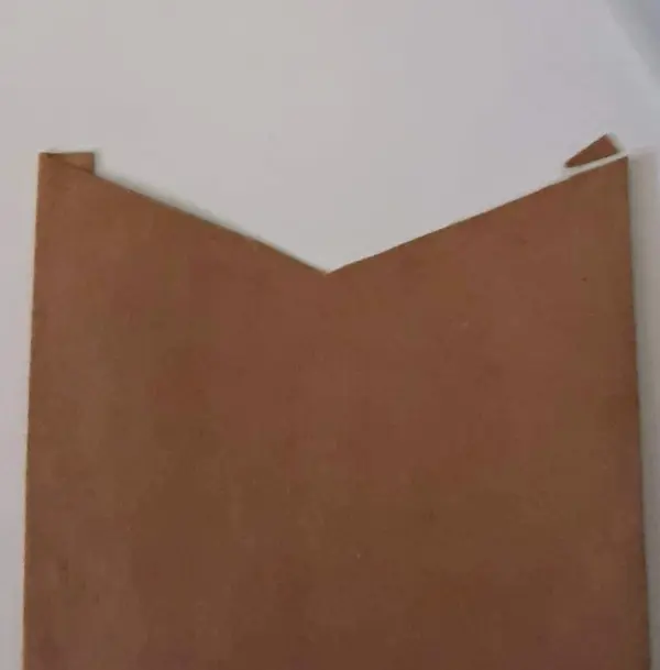 Eine Glückwunschkarte zur Versetzung in die nächste Klasse liegt offen auf einem Tisch, bereit zum Beschriften und Verschenken.