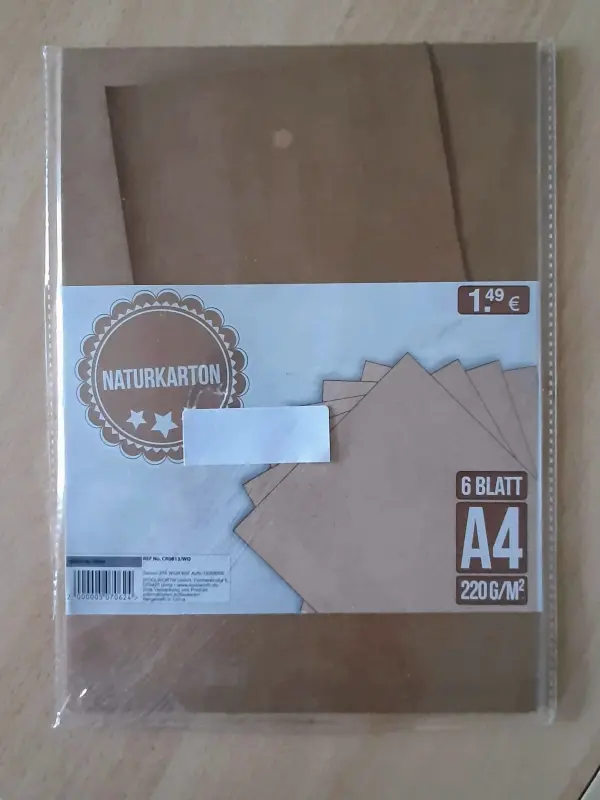 Naturkarton-Papierpaket zeigt 6 A4-Blätter, bereit für kreative Projekte oder eine Glückwunschkarte zur Versetzung.