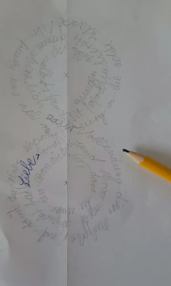 Eine handgeschriebene Glückwunschkarte zur Versetzung, auf schönerem Papier mit einer gelben Bleistiftzeichnung, umgeben von liebevollen Worten.