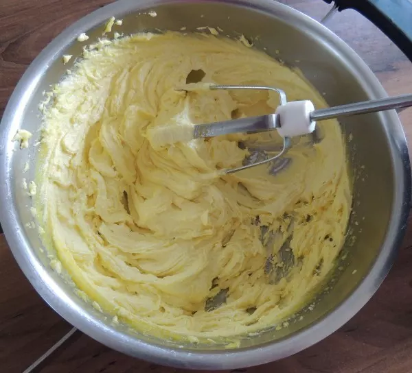 Durch das kaltgepresste Rapsöl bekommt die vegane Butter eine schöne gelbe Farbe. Immer im Kühlschrank aufbewahren, da sie sich bei Zimmertemperatur durch den hohen Ölanteil schnell verflüssigt.