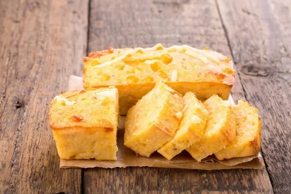 Am besten schmeckt Maisbrot frisch und warm mit Butter. Auf das Kalorienzählen solltest du aber besser verzichten.  