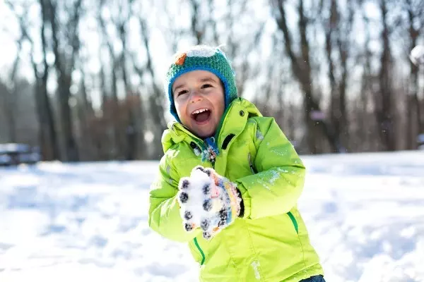 Schneemann bauen, Schneebälle werfen, Schneeengel machen - im Schnee spielen macht einfach großen Spaß!
