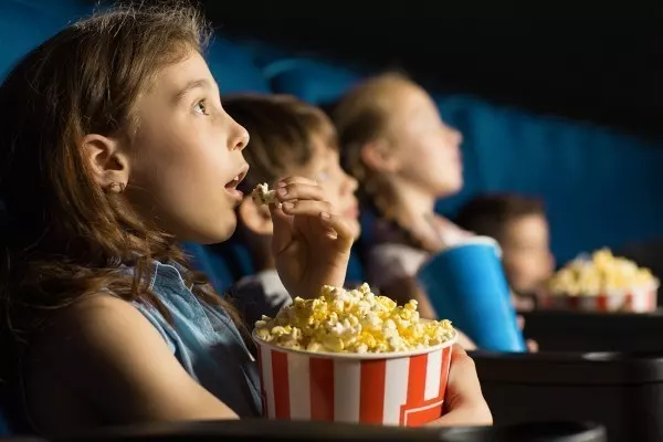 Schmatz, knister, knusper! Isst du dein Popcorn im Kino auch immer schon während der Werbung fast leer?