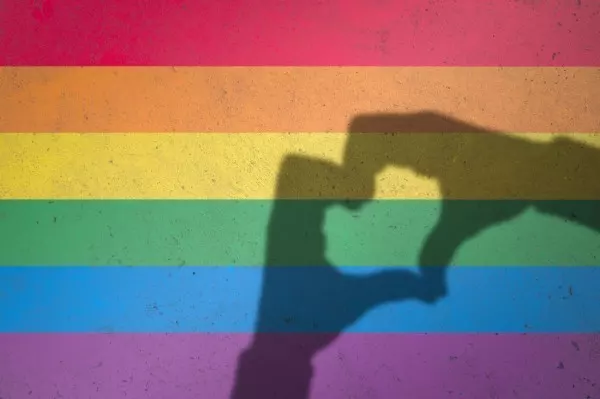 LGBTQI sieht ohne Gendern rot. In der Regenbogenfahne steht das allerdings für das Leben – und gemeinsam mit den anderen Farben für die Vielfalt der Menschen. 