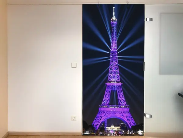 Eine Verdunkelungstür auf Rollen zeigt den leuchtend lila Eiffelturm, der in einem modernen Raum als Dekoration dient.