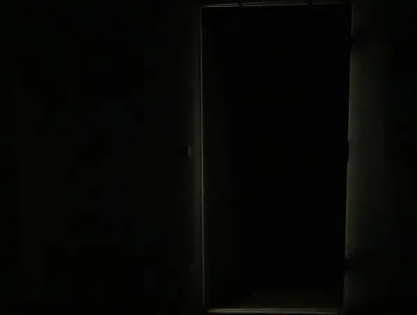 Eine superleichte Verdunkelungstür auf Rollen steht aufrecht im dunklen Raum und blockiert das Licht.