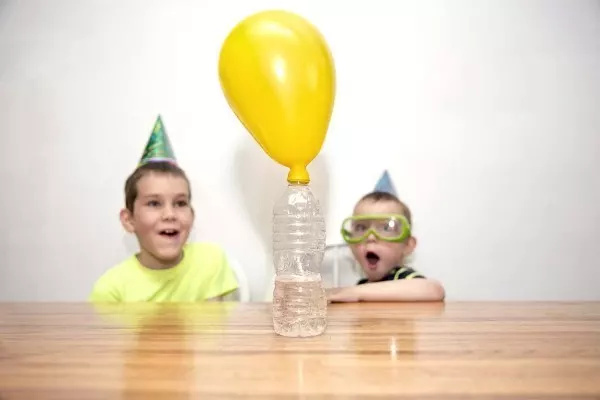 Supercool! Bei unserem Experiment bläst sich der Luftballon durch warme Luft von selbst auf.