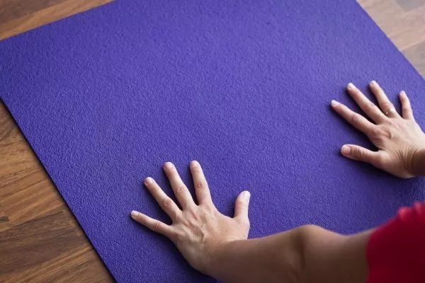 Deine Hände sind beim Yoga-Hund besonders wichtig. Die Mittelfinger zeigen nach vorn, die Daumen zueinander - und schlagen Wurzeln