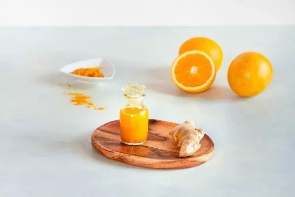 Einmal das Immunsystem boosten? Dann bereite dir unseren Ingwershot mit Kurkuma und Orangensaft zu.
