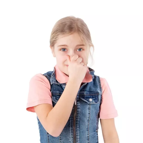 Nase zuhalten ist beim Niesen keine gute Idee. Der Druck auf dein Trommelfell kann dabei sehr stark werden.