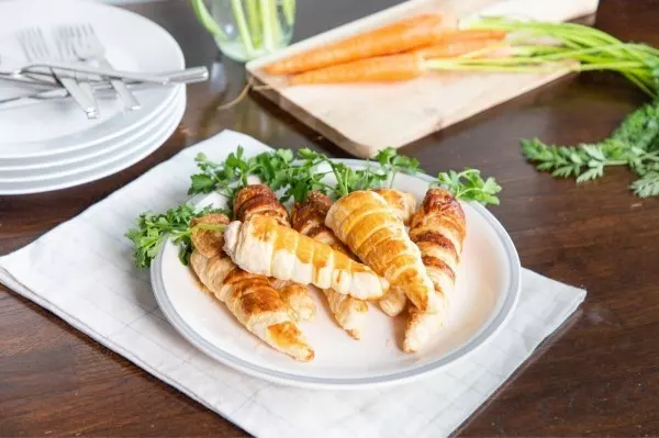 Sehen aus wie Karotten und schmecken auch nach Karotte: Die Blätterteighörnchen sind mit einer Karotten-Frischkäsecreme gefüllt. 