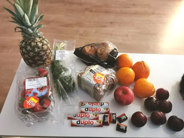Frisches Obst und Gemüse liegt auf einem Tisch, bereit zum Retten und Genießen in einer hellen Umgebung.
