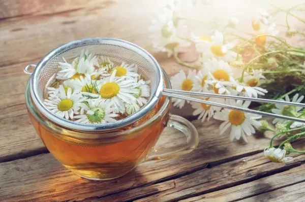 Ob als Tee, als Wickel, Gurgellösung oder Vollbad - mit Kamillenblüten bekommst du viele Beschwerden in den Griff.