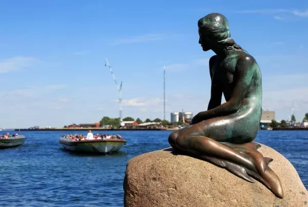 Kein Happy End gibt es für die kleine Meerjungfrau. In Kopenhagen sitzt sie am Wasser und träumt von der Liebe.