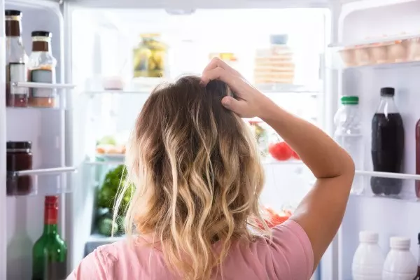Selbst in sauberen Kühlschränken riecht es von Zeit zu Zeit etwas streng. Mit Zitronensaft kannst du das verhindern.
