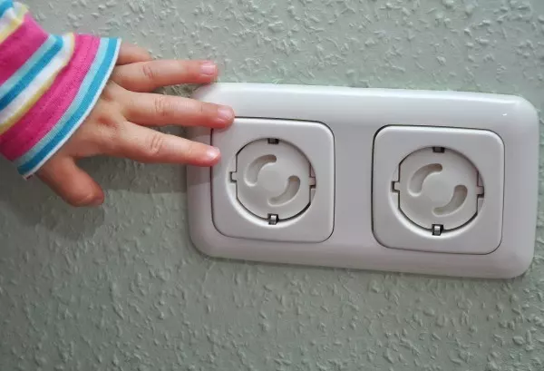 Finger weg! Bei deiner Steckdose zuhause gibt es bestimmt eine Sicherung. Vom Zitteraal kommt sogar dreimal mehr Strom.
