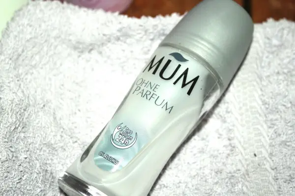 Der MUM Deo-Roller liegt auf einem Handtuch und wirkt frisch gegen Achselschweiß und unangenehme Gerüche.