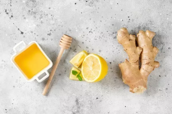 Ingwer, Zitronen und Honig ergeben zusammen das perfekte Mittel gegen Erkältungen.