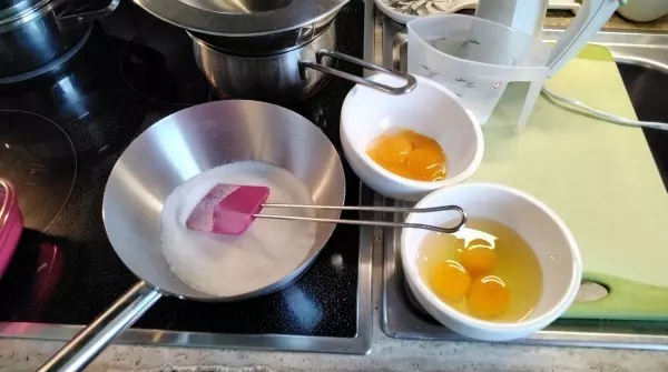 Zucker, Eier, Eigelbe – so entsteht die Grundmasse für das Parfait. Doch Vorsicht mit dem Karamell!