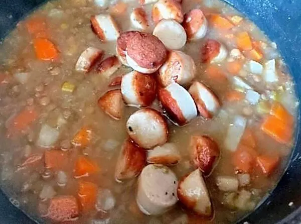 Gebratene Wurstscheiben in die Suppe geben.