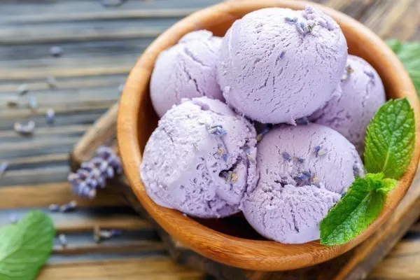 Super passen Lavendelblüten zu Süßspeisen wie Pannacotta oder Eis und zu Früchten.