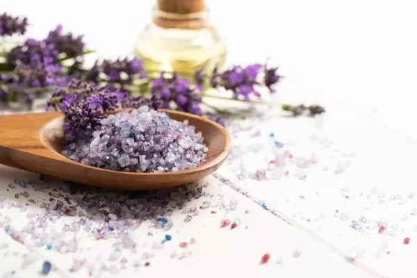 Auch für sich selbst kann man mit Lavendel was Besonderes zubereiten. Wie wäre es mit einem gemütlichen Lavendel-Entspannungsbad?
