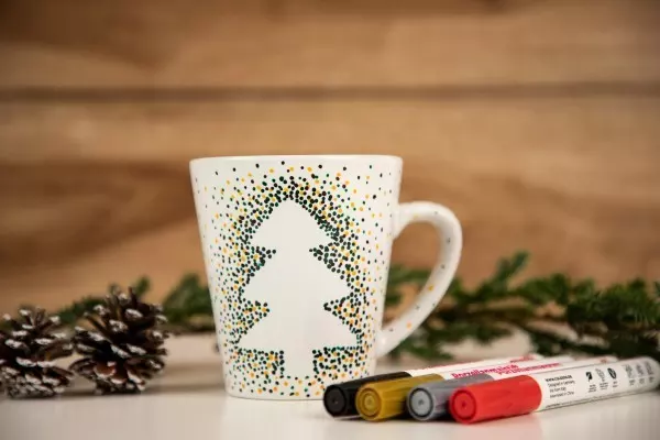 Statt etwas zu malen, kannst du mit dieser Punktetechnik ganz einfach verschiedene Formen auf deine Tasse zaubern.