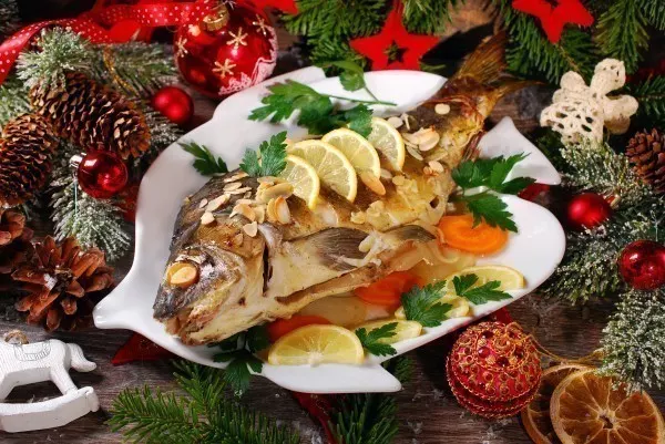 Fischgerichte an Weihnachten sind ein bisschen aus der Mode gekommen. In einigen Familien erinnert der Weihnachtskarpfen aber noch daran, dass der 24. Dezember eigentlich noch zur vorweihnachtlichen Fastenzeit gehört.
