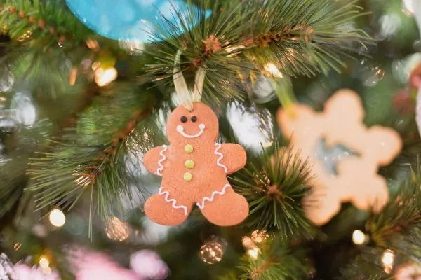 Früher wurde der Weihnachtsbaum oft mit Leckereien wie Gebäck, Obst und Nüssen geschmückt. 