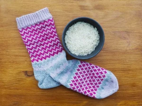 Socken, Reis und Haargummis – mehr brauchst du nicht für einen sebstgemachten Handwärmer.