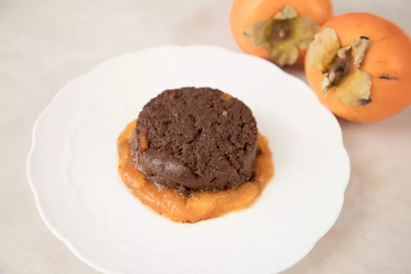 Das perfekte vegane Dessert für deine Gäste: Kaki-Schokopudding auf einem Bett aus Kaki-Mus.