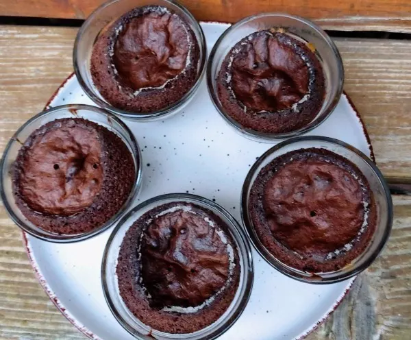 Schokoladenkuchen aus der Heißluftfritteuse
Mit Topflappen herausgenommen und auf einen Teller gegeben zum Abkühlen.